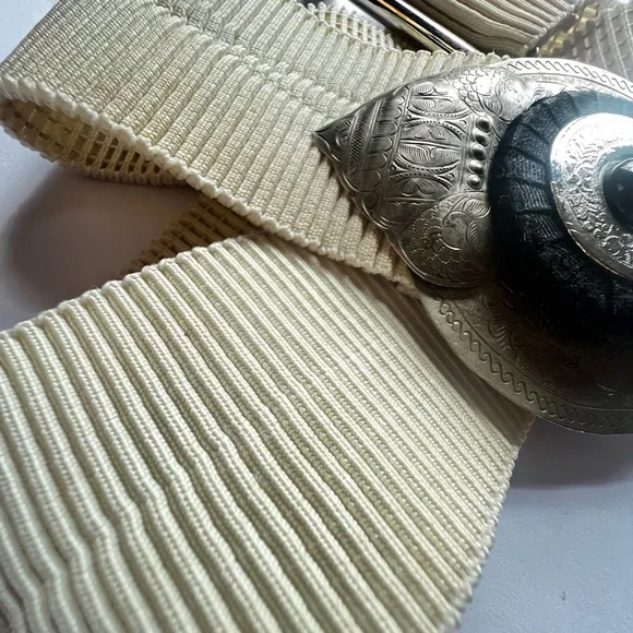 Vintage eggshell and etched silver/black fashion belt. - Picture 13 of 15